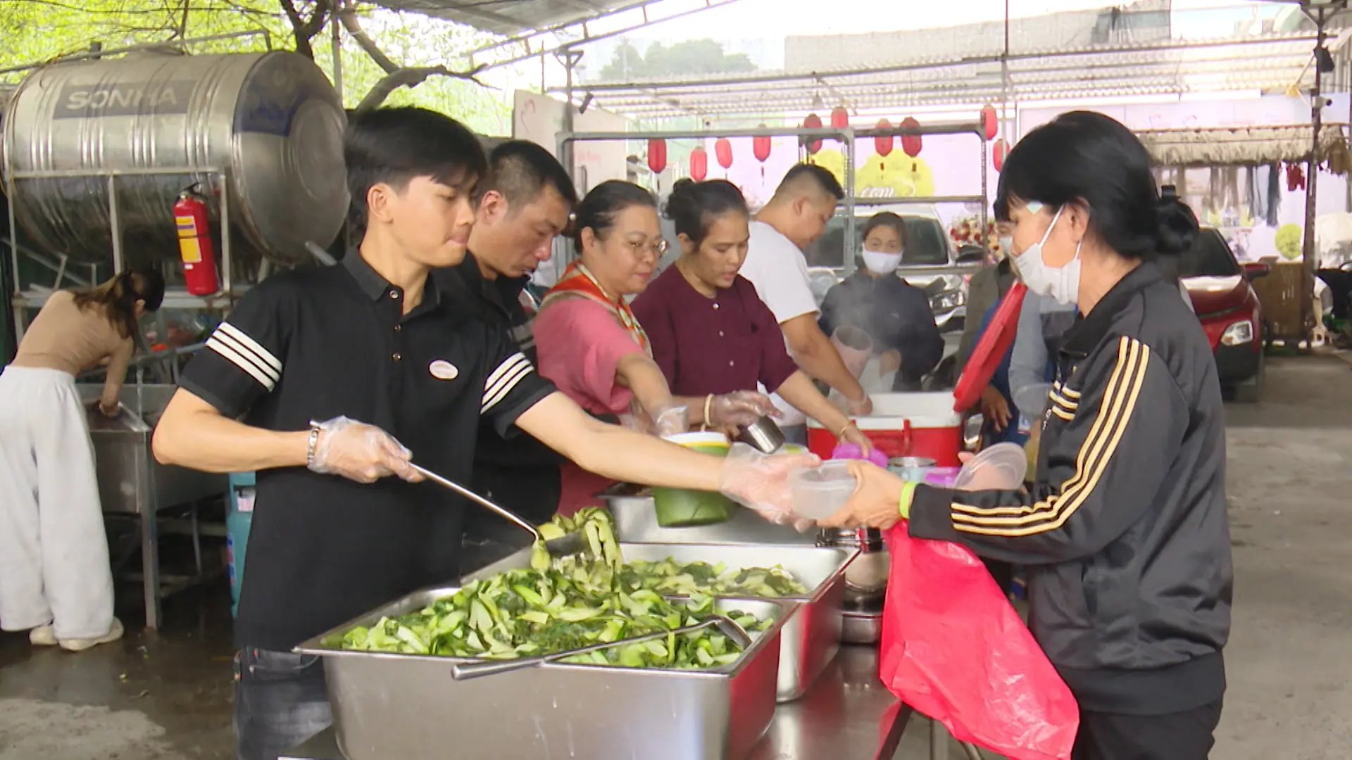 Người phụ nữ nhiều năm phát cơm miễn phí ở cổng bệnh viện | Người tốt quanh ta | 11/08/2025